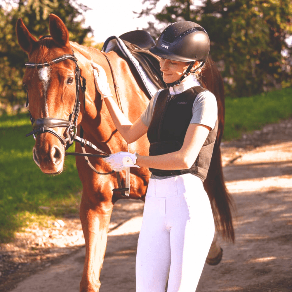 Cavaletti Collection ambassador Viktoria Resch standing with a chestnut horse wearing a diamante browband
